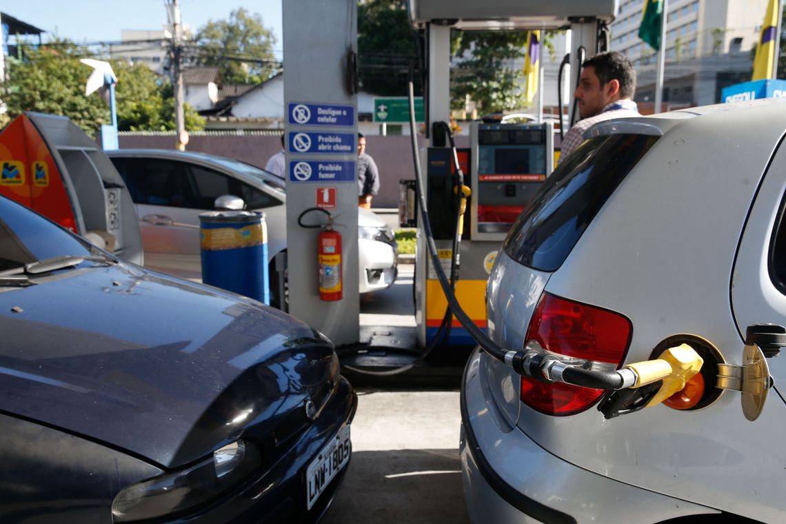 Posto de combustIvel, em SÃ£o CristÃ³vÃ£o, na zona norte da cidade, recebe gasolina e volta a abastecer, gerando enormes filas de carros e motos.