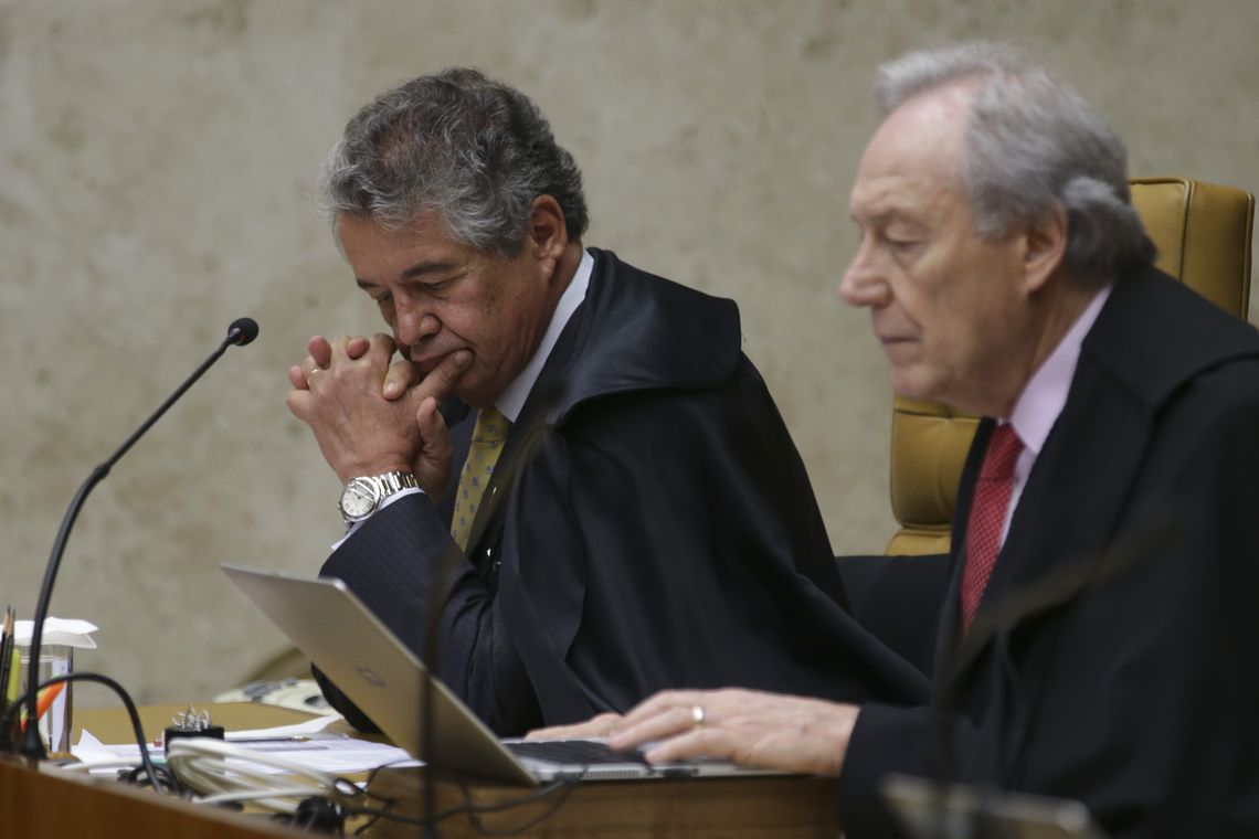 Antonio Cruz/Agência Brasil Os ministros Marco Aurélio Mello e Ricardo Lewandovski durante o julgamento em que o STF decide pela legalidade ou não da prática de sacrifícios animais em cultos religiosos.