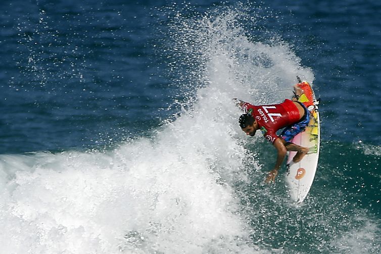 O surfista brasileiro Filipe Toledo compete na etapa brasileira da Liga Mundial de Surfe, na praia de ItaÃºna, em Saquarema, Rio de Janeiro.