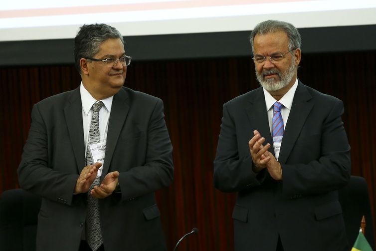 O presidente do instituto brasileiro de direito eleitoral, Henrique Neves, e o ex-ministro Raul Jungmann, durante o Seminário Internacional Fake News e Eleições, promovido pelo Tribunal Superior Eleitoral (TSE).