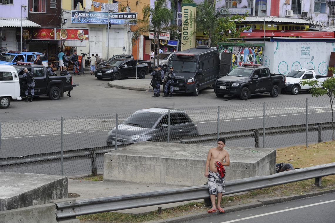 Tânia Rêgo; Agencia Brasil Rio de Janeiro - Policiais do Batalhão de Operações Especiais, do Batalhão de Polícia de Choque e de diversas UPPs foram à Rocinha para reforçar o policiamento na comunidade.