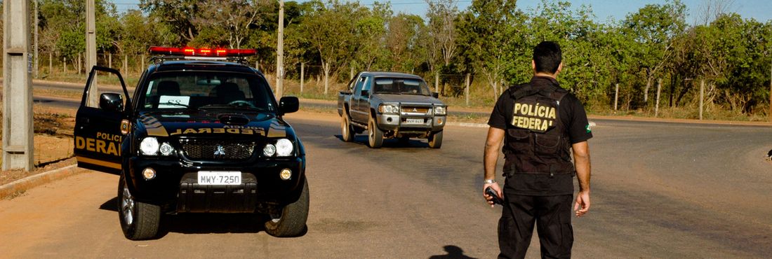 polícia federal genérica estrada carro da polícia polícia federal genérica estrada carro da polícia