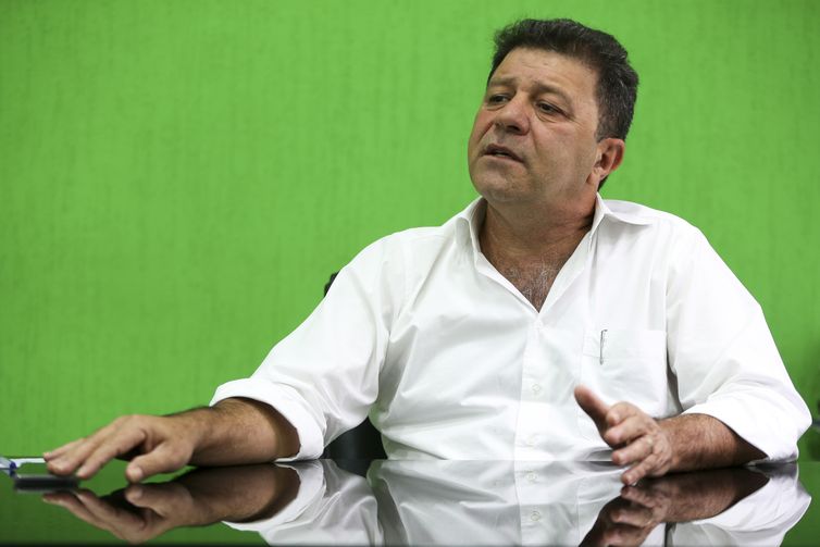 O prefeito de Abadiânia, José Aparecido Alves Diniz, durante entrevista.