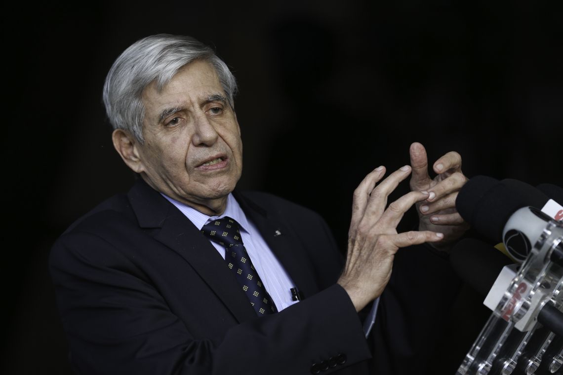 Fabio Rodrigues Pozzebom/Agência Brasil O general da reserva Augusto Heleno, indicado para ministro-chefe do Gabinete de Segurança Institucional (GSI), fala à imprensa no Centro Cultural Banco do Brasil (CCBB), em Brasília, onde funciona o gabinete de transição de governo.