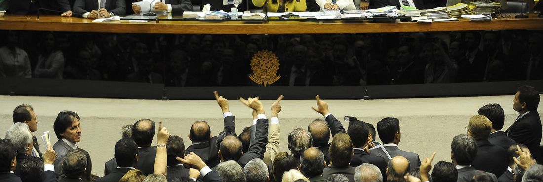 Sessão no Congresso Nacional Em clima tenso e marcado por bate-boca, senadores e deputados se reúnem em sessão conjunta do Congresso Nacional e aprovam o requerimento de urgência para análise dos vetos presidenciais à lei que redistribui os recursos dos royalties do petróleo