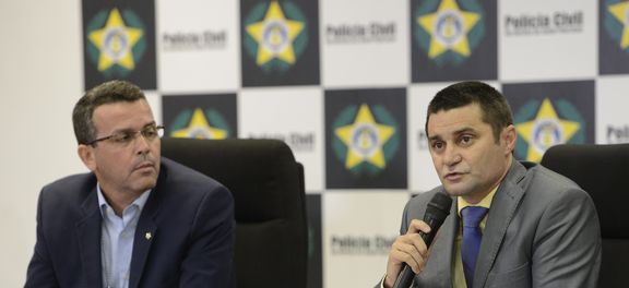 Diretor da Divisão de Homicídios, Rivaldo Barboda, e o delegado de Homicídios da Baixada Fluminense, Evaristo Pontes Magalhães, detalham o assassinato do embaixador da Grécia, Kyriakos Amiridis