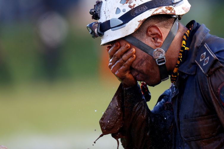 Um membro da equipe de resgate reage, após retornar da missão, após o colapso de uma barragem de rejeitos pertencente à mineradora brasileira Vale SA, em Brumadinho, Brasil, em 27 de janeiro de 2019. REUTERS / Adriano Machado