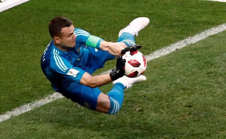 Maxim Shemetov/Reuters/Direitos reservados/Agência Brasil Copa 2018: Espanha e Rússia. Igor Akinfeev, da Rússia, defende penalidade da Espanha.