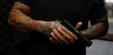 Reuters/Pilar Olivares/Direitos Reservados A member of the Colt 45 shooting club poses holding a gun in Rio de Janeiro, Brazil January 15, 2019. REUTERS/Pilar Olivares