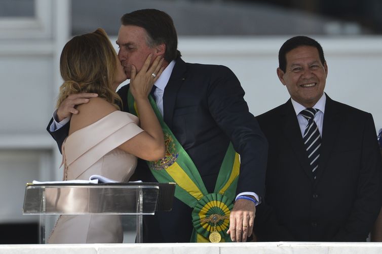 A primeira-dama Michelle Bolsonaro, o presidente Jair Bolsonaro e o vice-presidente, general Hamilton Mourão, durante cerimônia de transmissão da Faixa Presidencial, no Palácio do Planalto.
