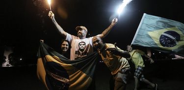 Em BrasÃ­lia, os eleitores do candidato eleito Ã  presidÃªncia da RepÃºblica, Jair Bolsonaro (PSL), concentram a comemoraÃ§Ã£o pela vitÃ³ria na Esplanada dos MinistÃ©rios.