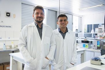 O Prof. Alexandre Havt (esquerda) Ã© o orientador da pesquisa feita pelo pÃ³s-doutorando Adelvane Rodrigues (direita)