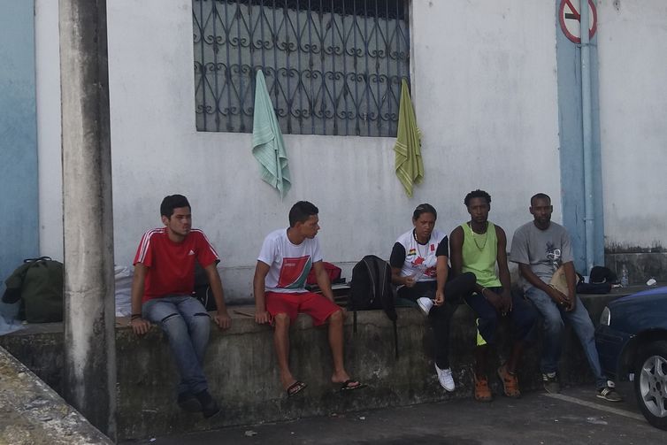 Venezuelanos na rodoviária de Manaus