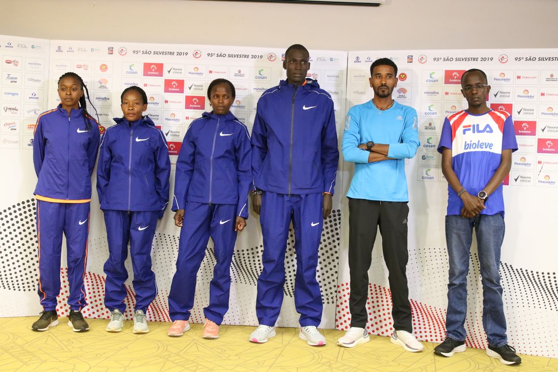 Os atletas Pauline Kamulu, Sheila Chelangat, Brigid Kosgei, Edwin Rotich, Dawit Admasu e Titus Ekiru 