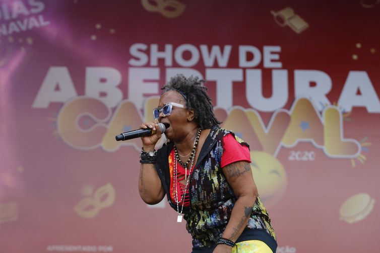 A cantora Sandra de Sá, se apresenta na festa de abertura dos 50 dias do Carnaval Rio 2020, na praia de Copacabana