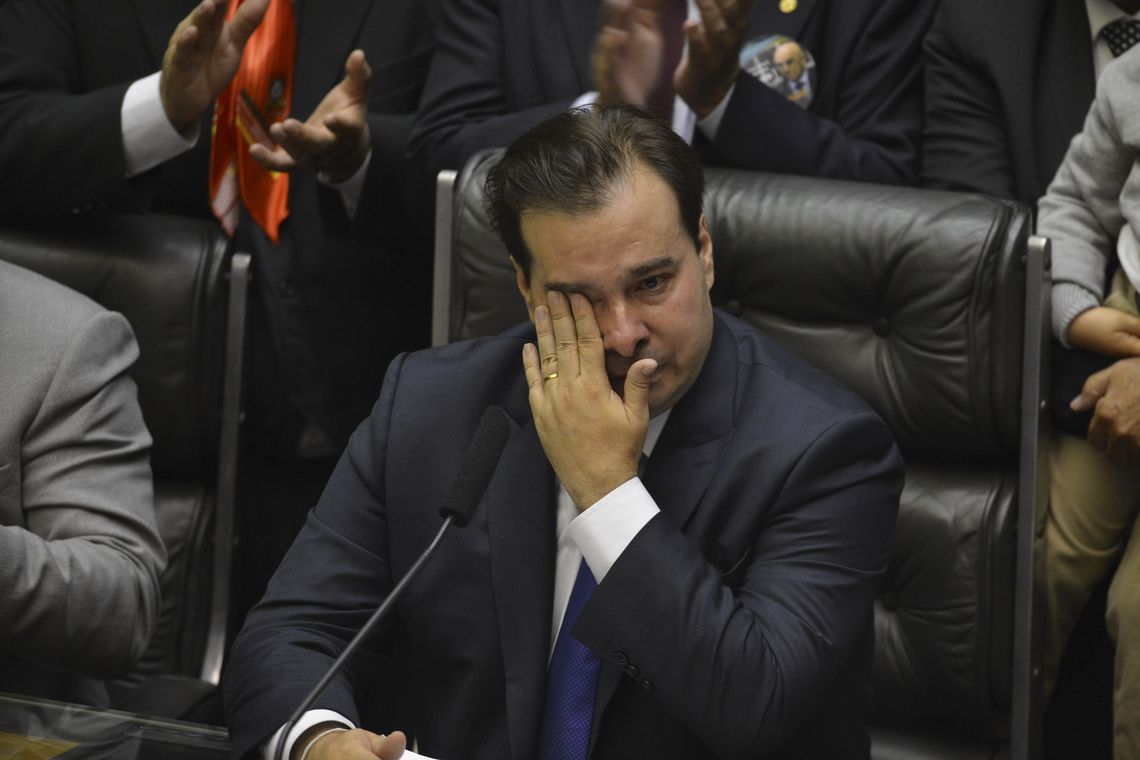 Valter Campanato/Agência Brasil Com 334 votos, o deputado Rodrigo Maia (DEM-RJ) foi reeleito presidente da Câmara dos Deputados em primeiro turno. O resultado foi bastante comemorado no plenário e Maia se emocionou