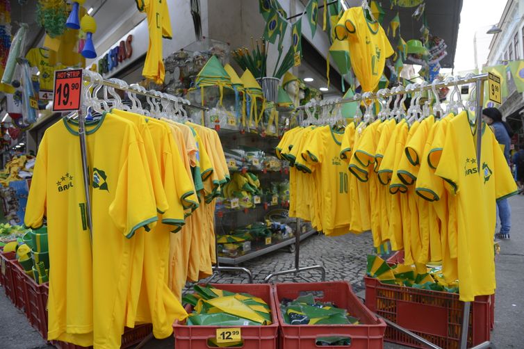 No Saara, comércio popular no centro do Rio, decorado com bandeiras do Brasil, para onde se olha, as lojas exibem as cores verde e amarelo da camisa da seleção 