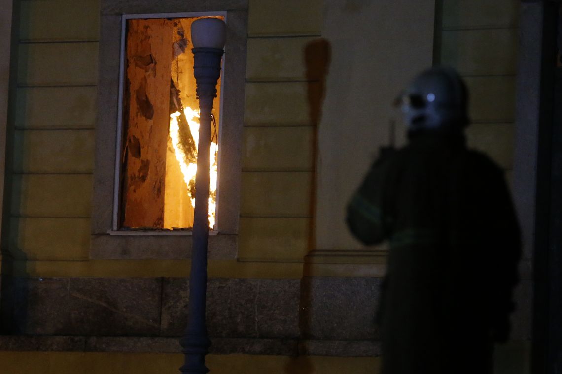 Tânia Rego/Agência Brasil Um incêndio de proporções ainda incalculáveis atingiu, no começo da noite deste domingo (2), o Museu Nacional do Rio de Janeiro, na Quinta da Boa Vista, em São Cristóvão, na zona norte da capital fluminense