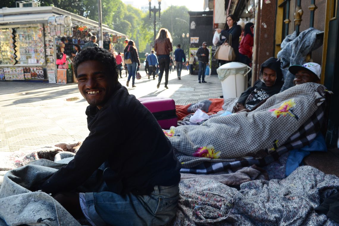 São Paulo - Alessandro Ferreira, Neguinho Tiradentes e Romaria receberam roupas e cobertores para ajudar a suportarem o frio na Rua Ipiranga, em frente à Praça da República (Rovena Rosa/Agência Brasil)