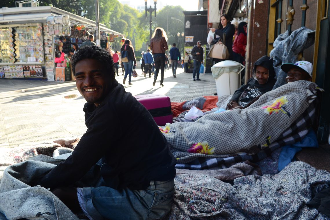 SÃ£o Paulo - Alessandro Ferreira, Neguinho Tiradentes e Romaria receberam roupas e cobertores para ajudar a suportarem o frio na Rua Ipiranga, em frente Ã  PraÃ§a da RepÃºblica (Rovena Rosa/AgÃªncia Brasil)