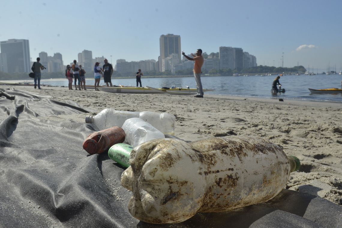 poluição plástica nas praias
