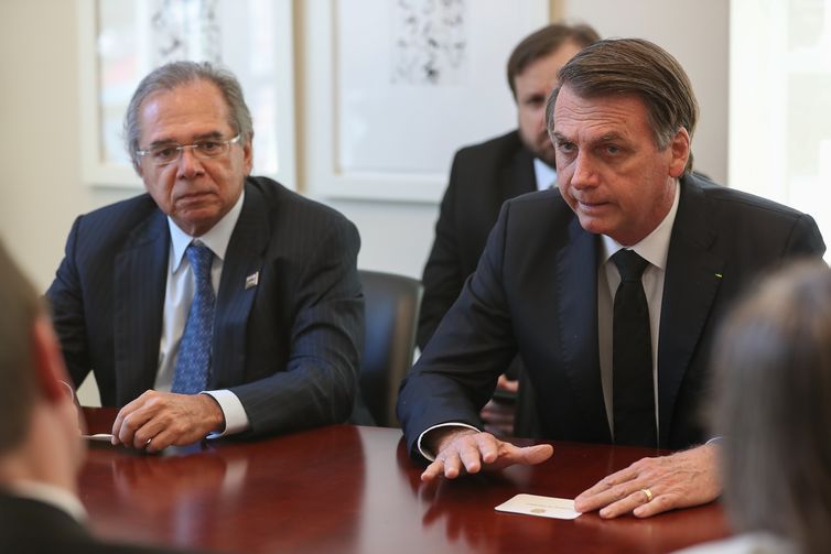 O presidente da República, Jair Bolsonaro, e o ministro da Economia, Paulo Guedes, durante encontro com o CEO da ExxonMobil, Darren Woods, em Dallas, no Texas (EUA).