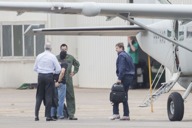 O senador Acir Gurgacz desembarca no hangar da Polícia Federal. Acir Gurgacz cumprirá pena de 4 anos e 6 meses em regime semiaberto, em Brasília.