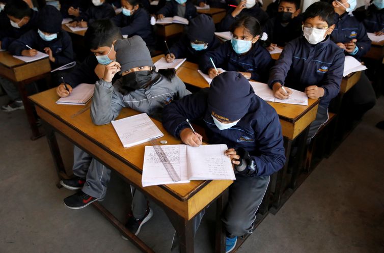 Crianças no Nepal assistem aula com máscaras de proteção depois que o país confirmou o primeiro caso de coronavírus, na cidade de Thimi, Bhaktapur, no Nepal 
