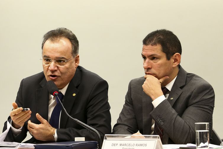 O relator, deputado Samuel Moreira, e o presidente da comissão especial da Reforma da Previdência, deputado Marcelo Ramos, durante sessão para discussão do parecer do relator.