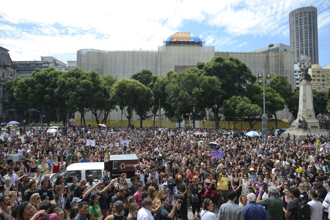 Tânia Rêgo/Agência Brasil Rio de Janeiro - Milhares de pessoas participam de ato em memória do motorista Anderson Pedro Gomes e da vereadora Marielle Franco, em frente à Câmara dos Vereadores (Tânia Rêgo/Agência Brasil)