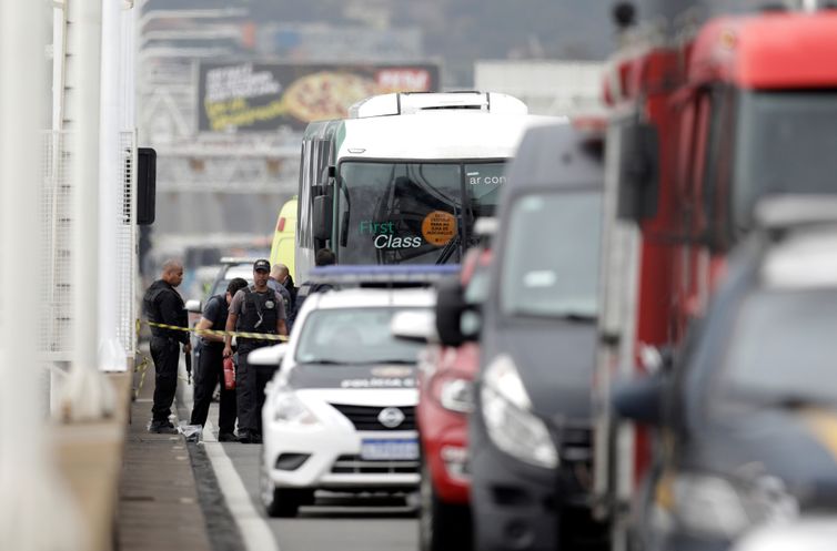 Policiais sÃ£o vistos na ponte Rio-NiterÃ³i, onde as forÃ§as de seguranÃ§a mataram um homem que sequestrou um Ã´nibus no Rio de Janeiro