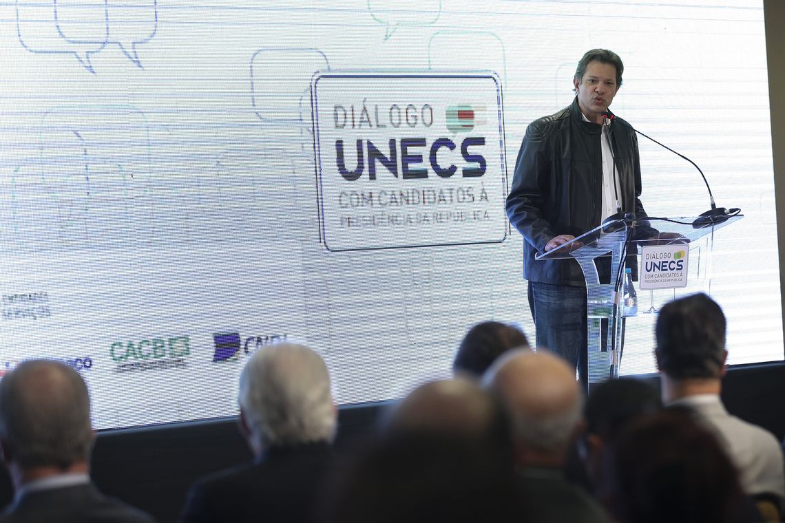 José Cruz/Agência Brasil O candidato à Vice-Presidência da República, Fernando Haddad, do PT, discursa durante o evento, Diálogos Eleitor, realizado pela União Nacional de Entidades do Comércio e Serviços (Unecs).