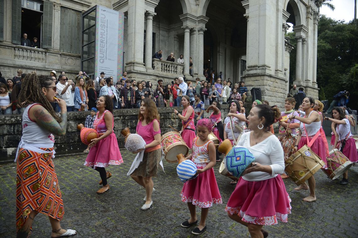 Tomaz Silva/Agência Brasil Grupo Baque Mulher se apresenta durante abertura da mostra Queermuseu: Cartografias da Diferença na Arte Brasileira, no Parque Lage, na zona sul do Rio.