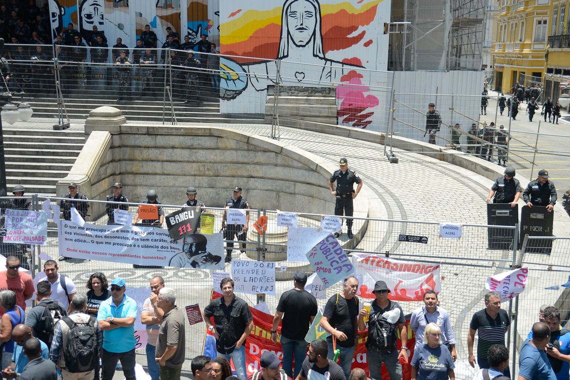 Tânia Rêgo/Agência Brasil Rio de Janeiro - Servidores protestam contra o pacote de cortes do governo do estado em frente ao prédio da Alerj (Tânia Rêgo/Agência Brasil)