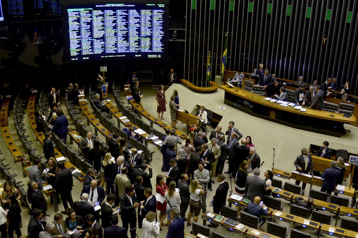 O senador EunÃ­cio Oliveira preside sessÃ£o conjunta do Congresso Nacional.