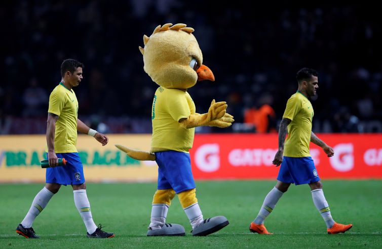 - O mascote da seleção canarinho e os jogadores - strong REUTERS/Wolfgang Rattay /Direitos Reservados /strong