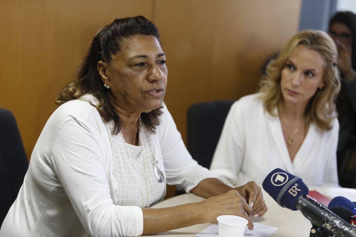 Tomaz Silva/Agência Brasil A mãe da vereadora Marielle Franco, a advogada Marinete da Silva (E) e a jurista Carol Proner durante coletiva de imprensa, na OAB/RJ sobre reunião com o Papa Francisco e também os cinco meses de intervenção militar no Rio.