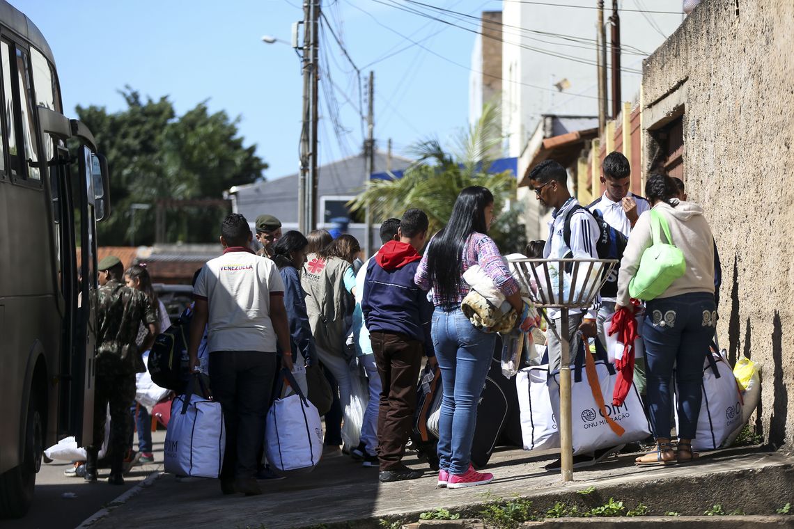 Grupo de 46 migrantes venezuelanos chega a BrasÃ­lia, onde serÃ£o acolhidos e encaminhados Ã s casas de passagem alugadas pela CÃ¡ritas Brasileira e pela CÃ¡ritas SuÃ­Ã§a, com o apoio do Departamento de Estado dos Estados Unidos.