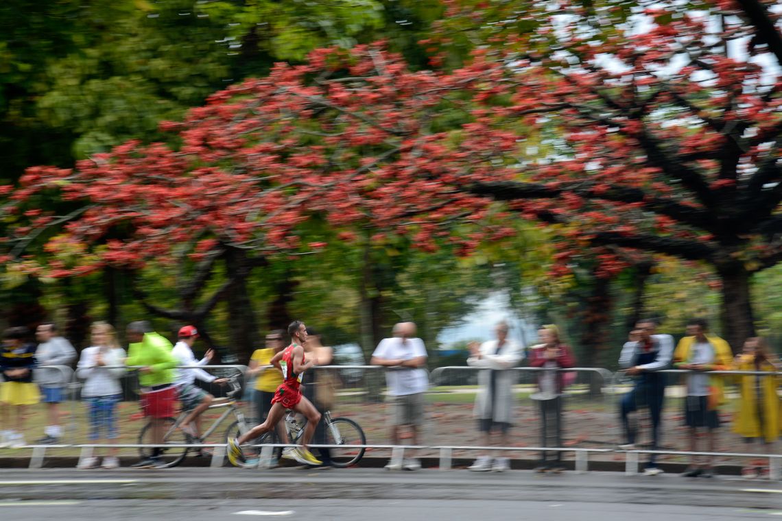 Tânia Rêgo/Agência Brasil Rio de Janeiro - Sob chuva forte atletas da maratona masculina passam pelo aterro do Flamengo (Tânia Rêgo/Agência Brasil)