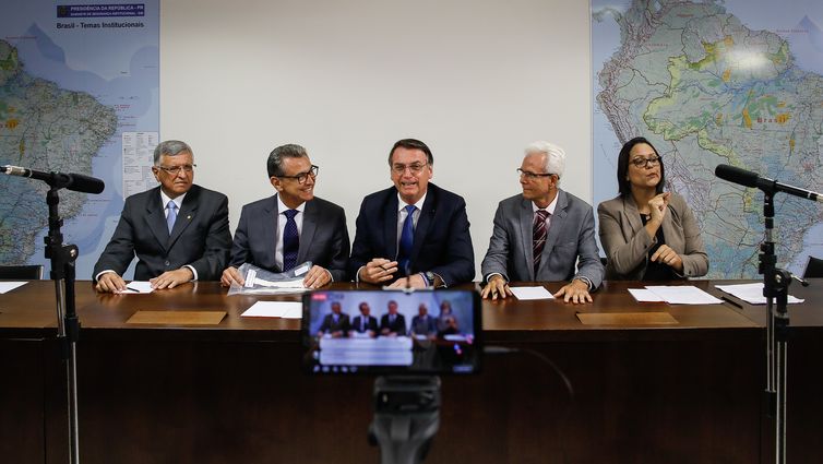 O presidente Jair Bolsonaro faz transmissão ao vivo para redes sociais ao lado dos médicos Odorico Moraes, Marcelo Borges e Edmar Maciel, e da intérprete de libras, Elizângela.
