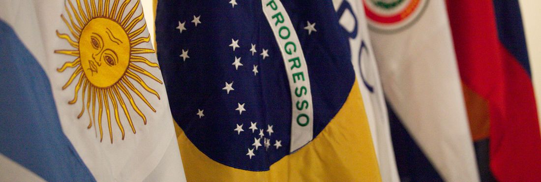 Bandeiras do Mercosul Na Cúpula do Mercosul, Brasil demonstra satisfação com empenho da Venezuela em entrada no bloco (Foto: Social Mercosul)