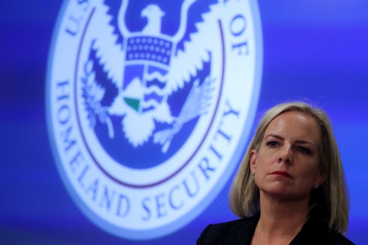 REUTERS/Jonathan Ernst/File Phot A Secretária de Segurança Interna dos EUA Kirstjen Nielsen visita o Centro de Operações Eleitorais do DHS e o Centro Nacional de Integração da Cibersegurança e Comunicações (NCCIC) em Arlington, Virgínia, EUA. REUTERS/Jonathan Ernst/File Photo