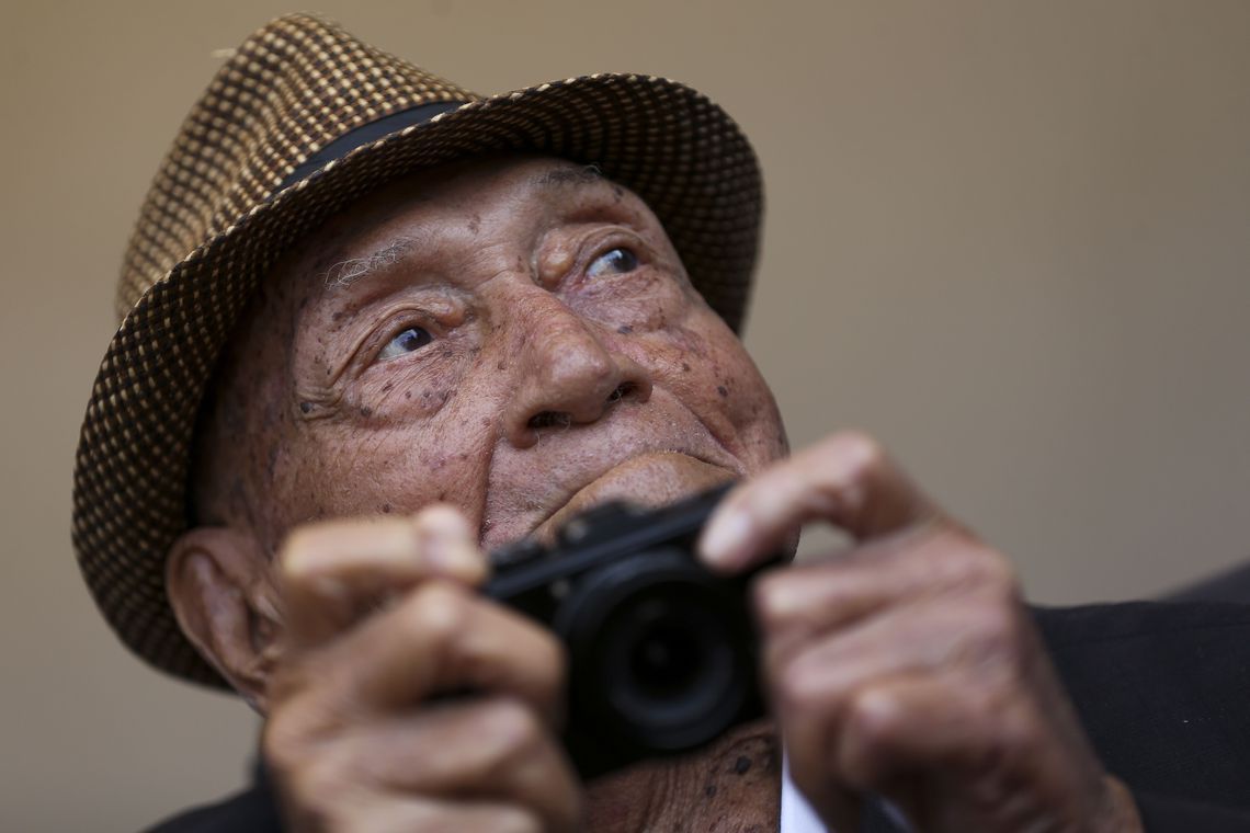 O fotÃ³grafo GervÃ¡sio Batista, de 95 anos,