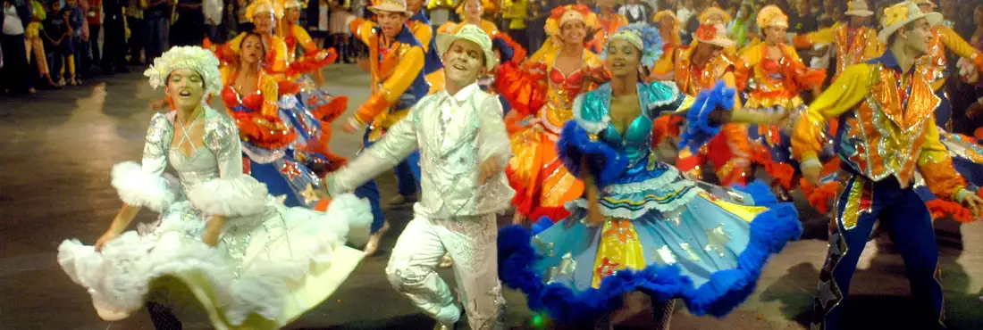 Quadrilha São João Festa Junina Um dos resquícios franceses na dança são os comandos proferidos pelo marcador da quadrilha. Escolhido, geralmente, entre os mais experientes do grupo, seu papel é anunciar os próximos passos da coreografia