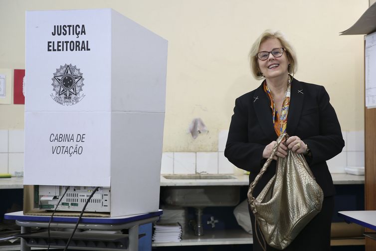 A presidente do Tribunal Superior Eleitoral (TSE), ministra Rosa Weber, vota na sessão eleitoral instalada na Escola Parque, região central de Brasília.