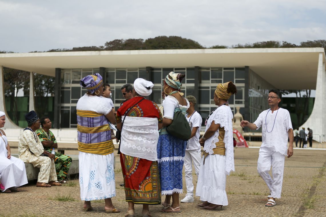 Marcelo Camargo/Agência Brasil Praticantes de religiões de matriz africana aguardam o início do julgamento, no STF, de recurso sobre a constitucionalidade do sacrifício de animais em cultos.