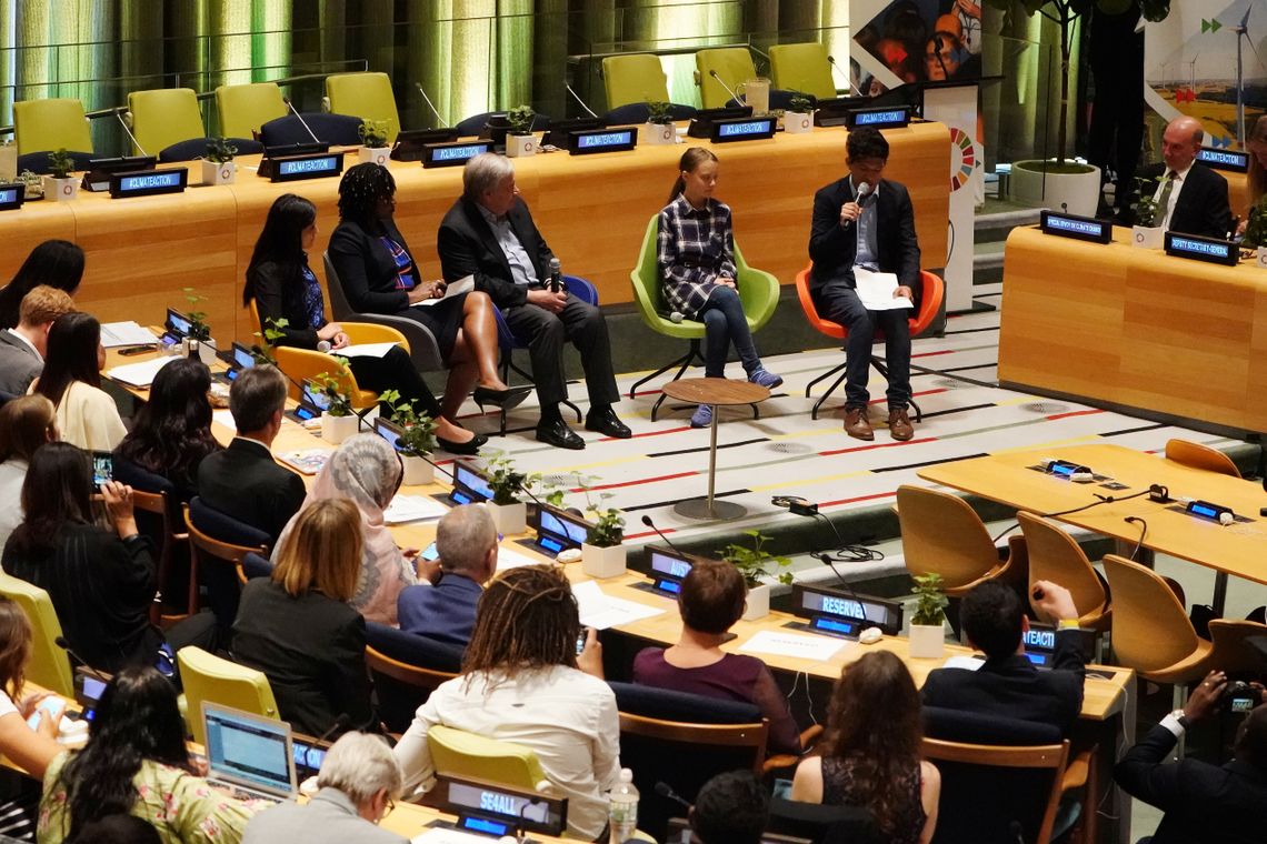 A ativista ambiental sueca Greta Thunberg aparece ao lado do secretÃ¡rio-geral das NaÃ§Ãµes Unidas, Antonio Guterres, na Youth Climate Summit na sede da ONU na sede da cidade de Manhattan em Nova York, Nova York, EUA, em 21 de setembro de 2019. 