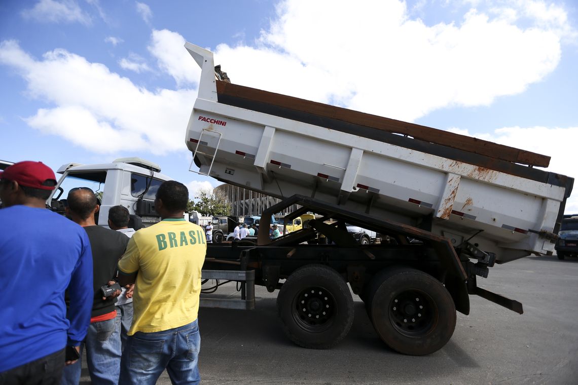 Marcelo Camargo/Agência Brasil Caminhoneiros realizam protesto contra a alta no preço do combustível e uma resolução do Contran que obriga a colocar dispositivos de segurança nas caçambas.