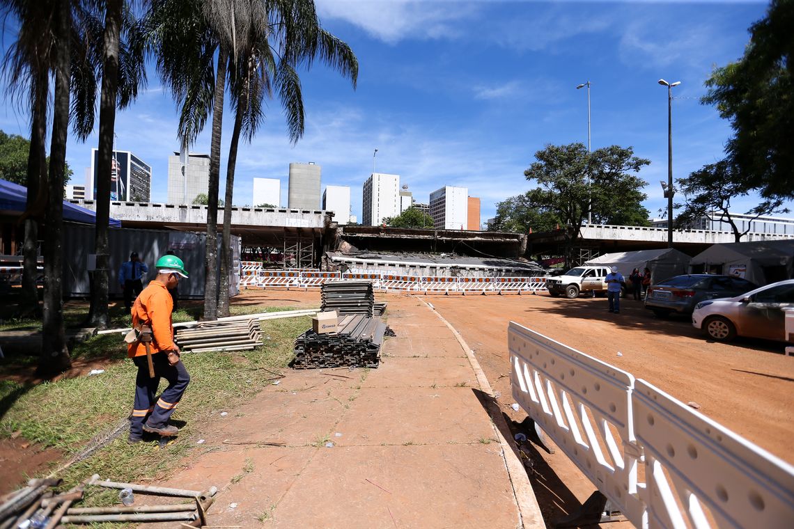 Marcelo Camargo/Agência Brasil Brasília - Obras de desvio do local onde desabou um viaduto próximo à Galeria dos Estados, na região central de Brasília (Marcelo Camargo/Agência Brasil)