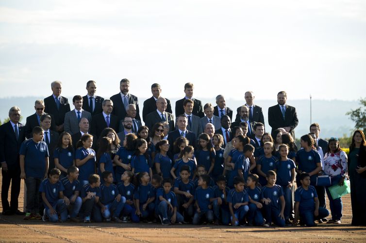 O Presidente da Repblica, Jair Bolsonaro, a primeira dama, Michele Bolsonaro e ministros de Estado participam da cerimnia de hasteamento da Bandeira Nacional, na rea externa do Palcio da Alvorada.